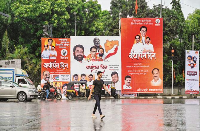 In connection with the foundation day, the posters of both groups of Shiv Sena have been put up in the city. (PTI)